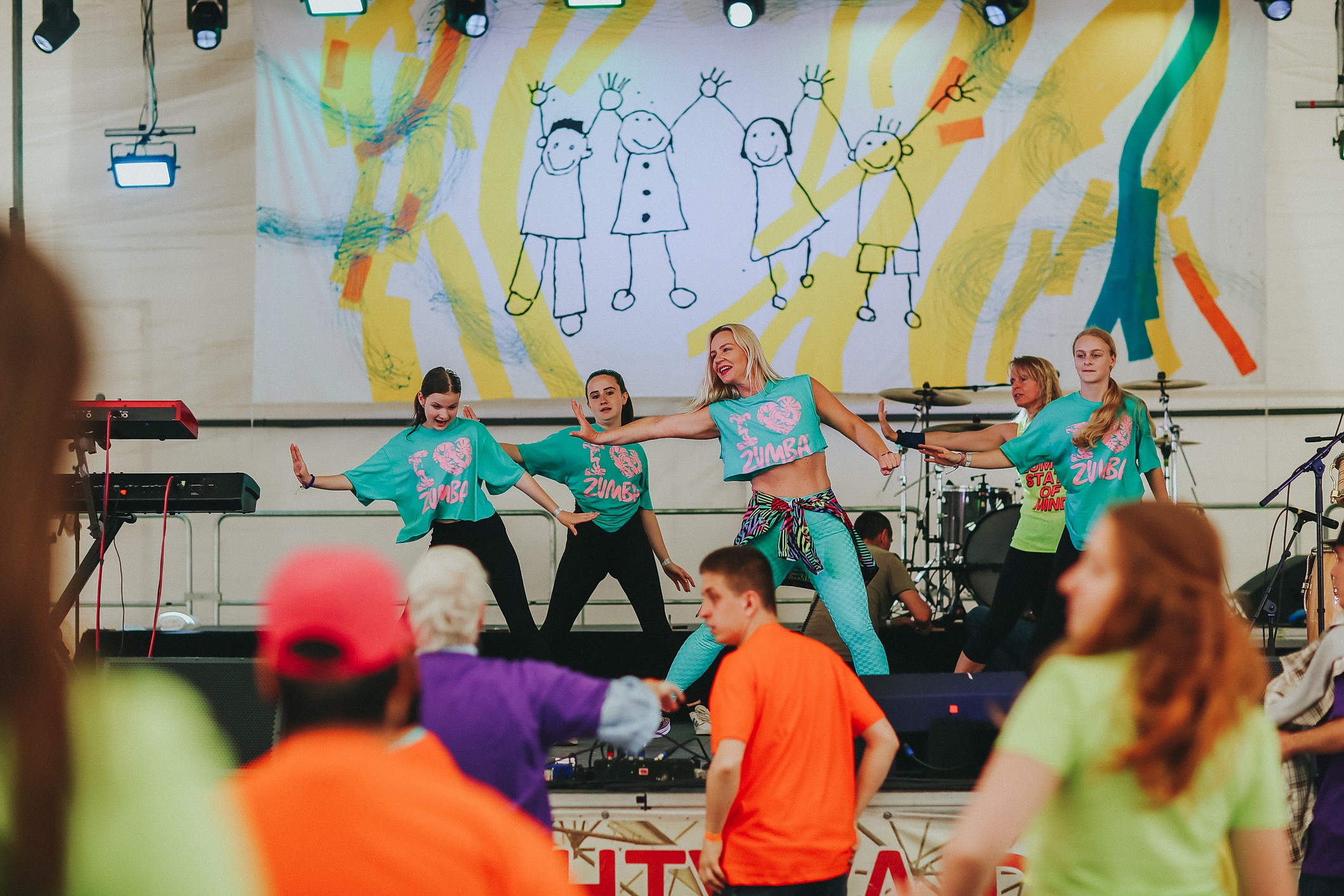 0044 Chytme-sa-za-ruky-2024-Marek-Vaco